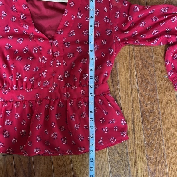 Madewell | V-Neck Peplum Top in Little Lilies Boho XS Floral Cherry Red Prairie - Picture 9 of 10